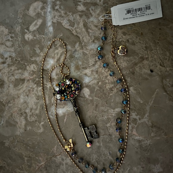 Vintage Style Key Pendant Necklace NWT - Picture 2 of 2